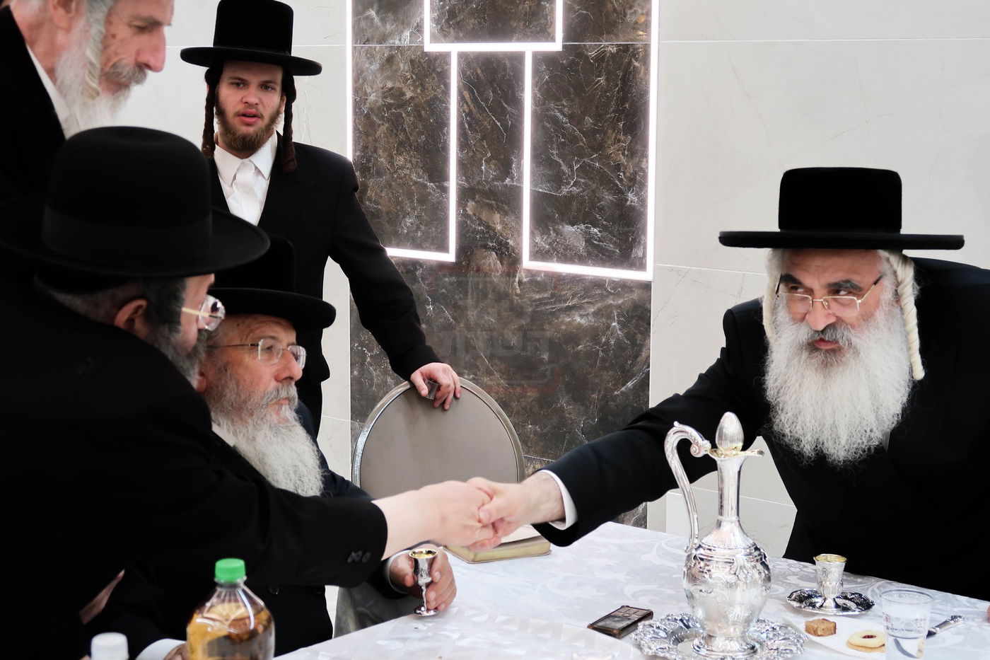 האדמו''ר מדושינסקיא בקביעת מזוזה באולם השמחות החדש 