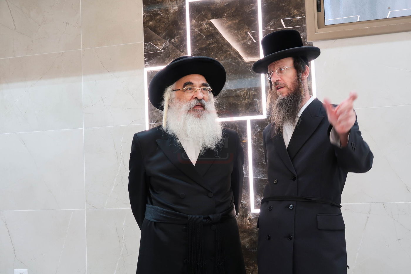 האדמו''ר מדושינסקיא בקביעת מזוזה באולם השמחות החדש 