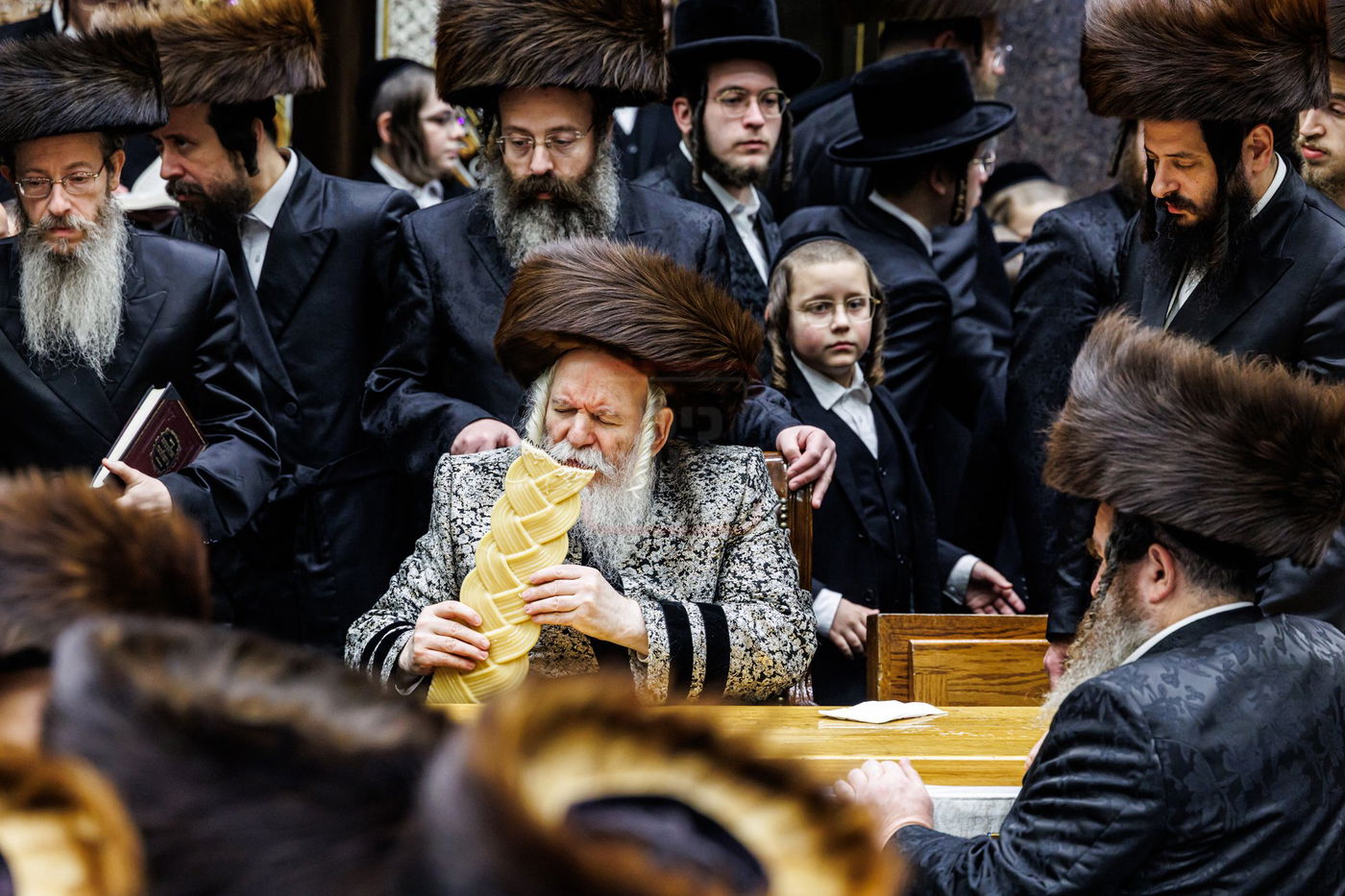 האדמו"ר מבאבוב מריח את נר ההבדלה