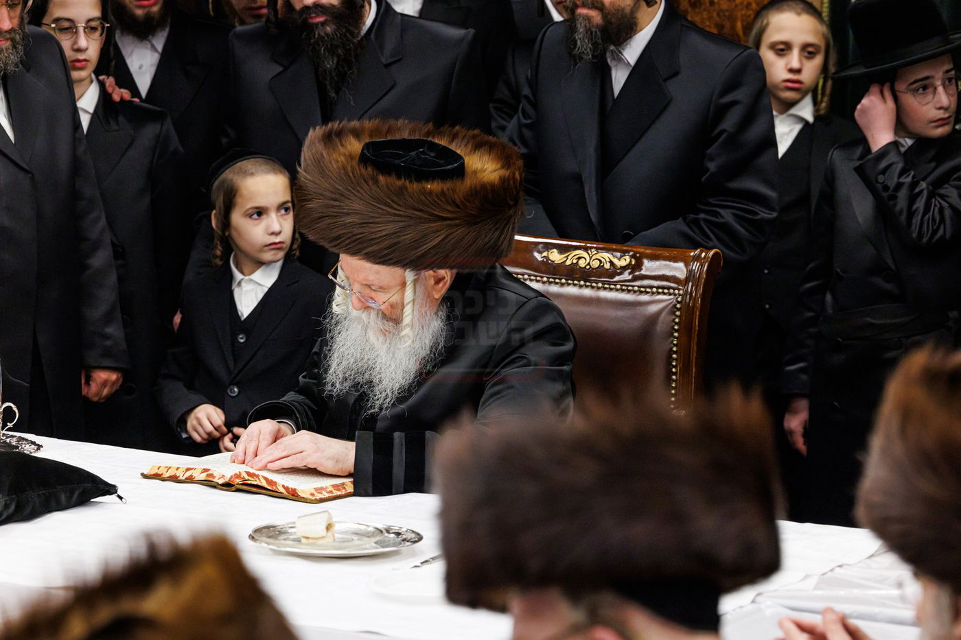 האדמו"ר מבאבוב בלימוד ספה"ק 'נועם אלימלך' בכניסת השבת