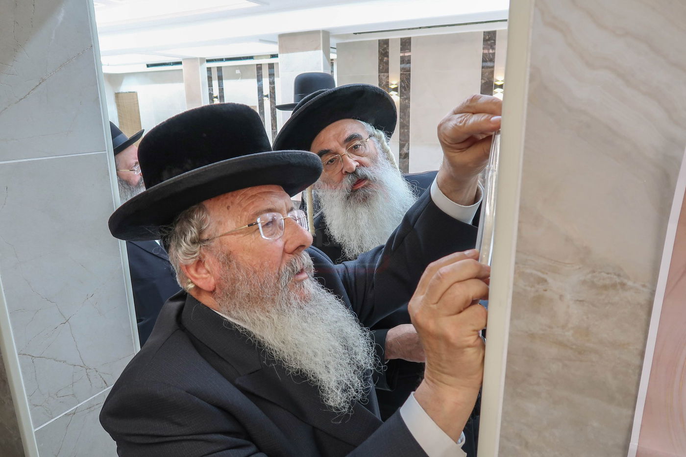 האדמו''ר מדושינסקיא בקביעת מזוזה באולם השמחות החדש 