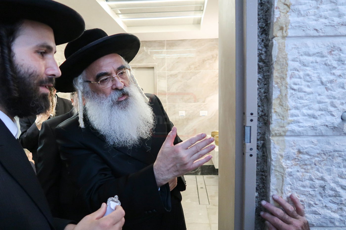 האדמו''ר מדושינסקיא בקביעת מזוזה באולם השמחות החדש 