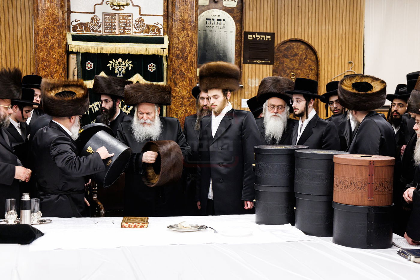 האדמו"ר מבאבוב בחבישת השטריימיל על ראש נכדו החתן