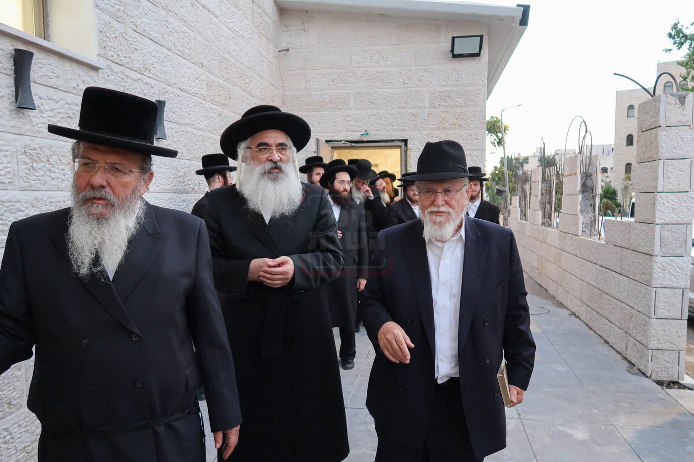 האדמו''ר מדושינסקיא בקביעת מזוזה באולם השמחות החדש 