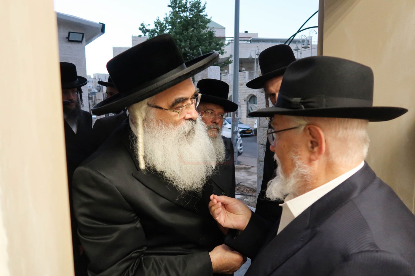 האדמו''ר מדושינסקיא בקביעת מזוזה באולם השמחות החדש 