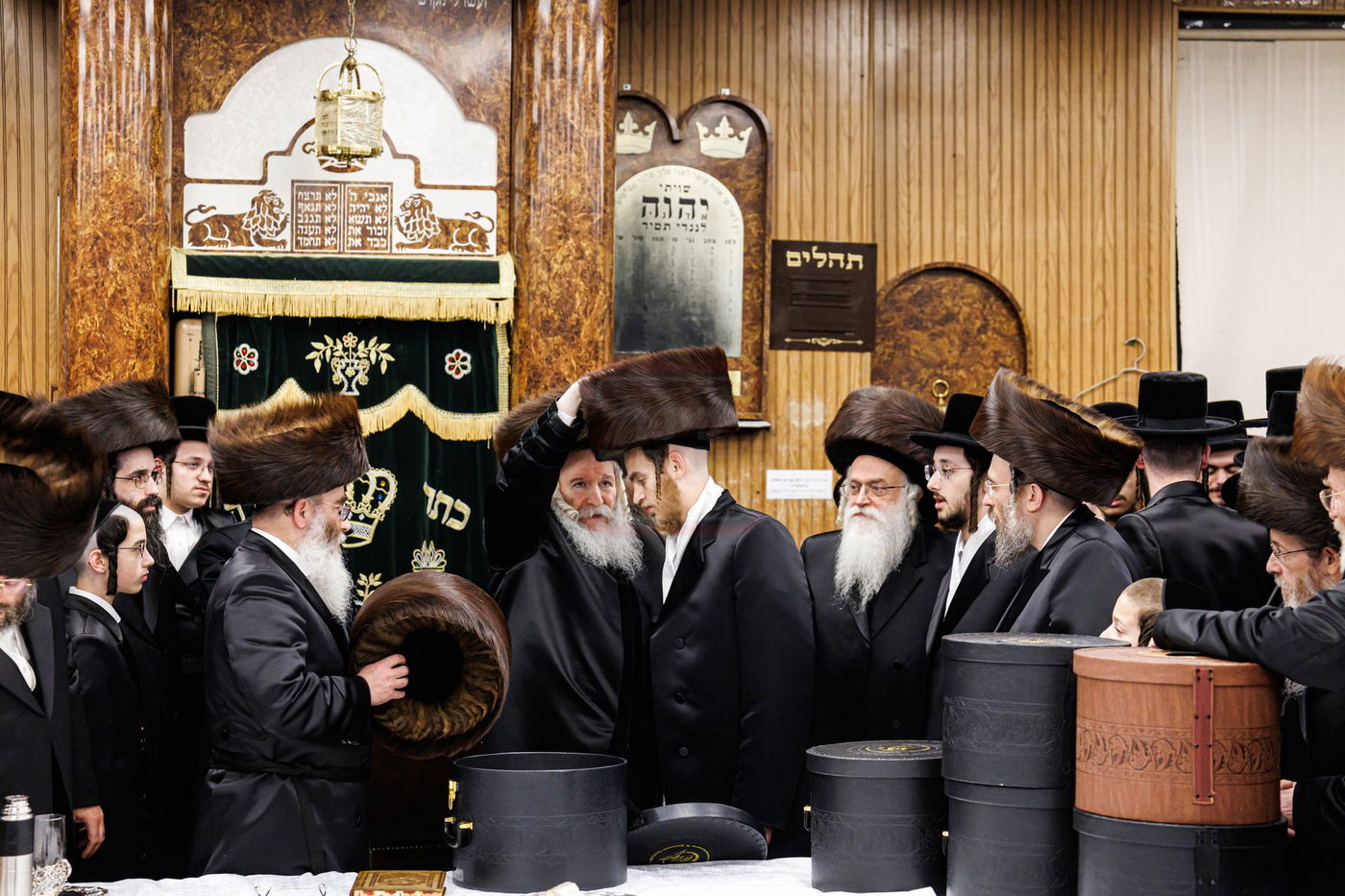 האדמו"ר מבאבוב בחבישת השטריימיל על ראש נכדו החתן