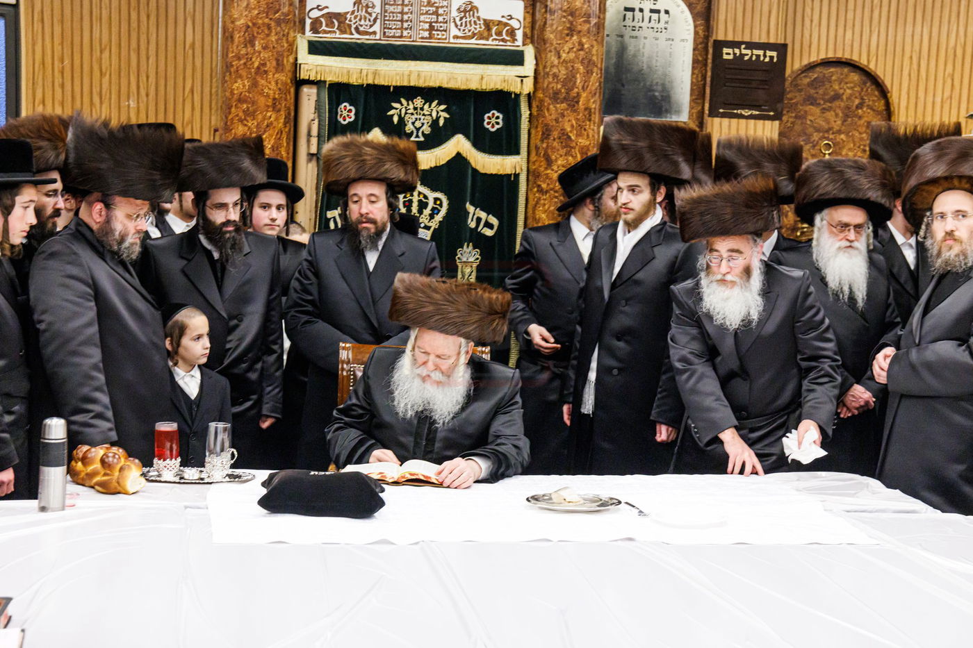 האדמו"ר מבאבוב בלימוד ספה"ק 'נועם אלימלך' בכניסת השבת