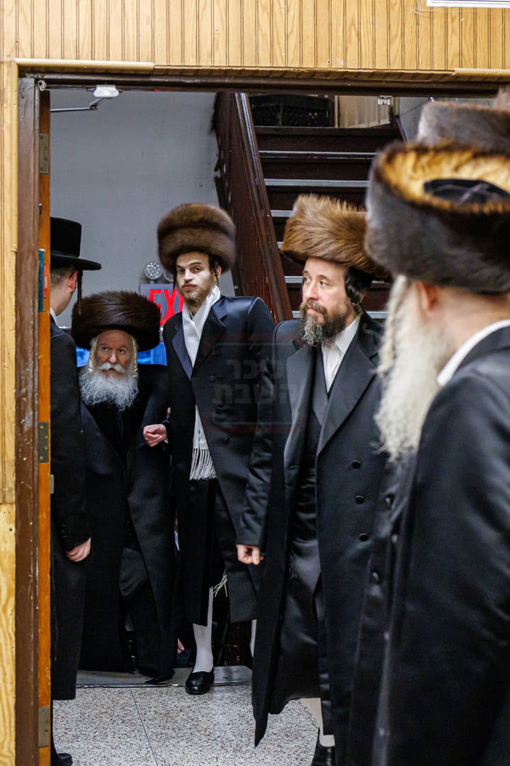 האדמו"ר מבאבוב בחבישת השטריימיל על ראש נכדו החתן