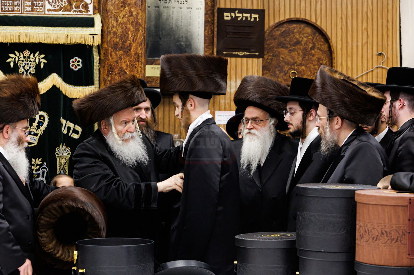 האדמו"ר מבאבוב בחבישת השטריימיל על ראש נכדו החתן