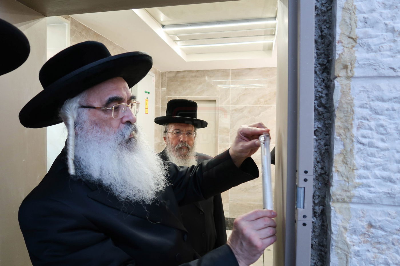 האדמו''ר מדושינסקיא בקביעת מזוזה באולם השמחות החדש 