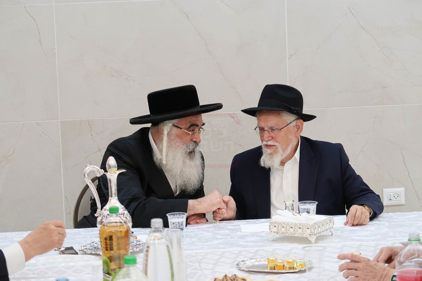 האדמו''ר מדושינסקיא בקביעת מזוזה באולם השמחות החדש 