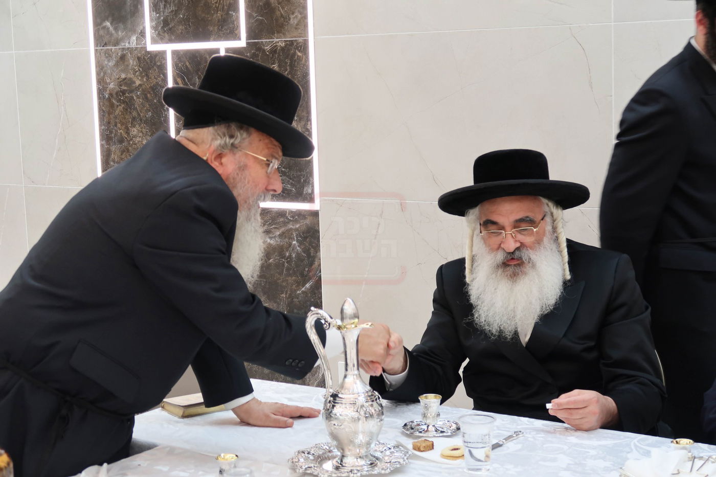 האדמו''ר מדושינסקיא בקביעת מזוזה באולם השמחות החדש 