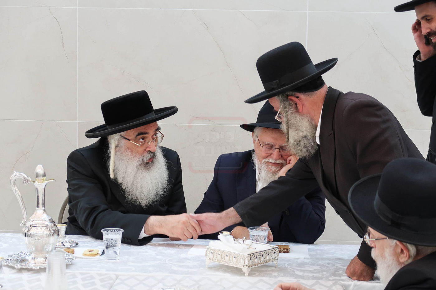 האדמו''ר מדושינסקיא בקביעת מזוזה באולם השמחות החדש 