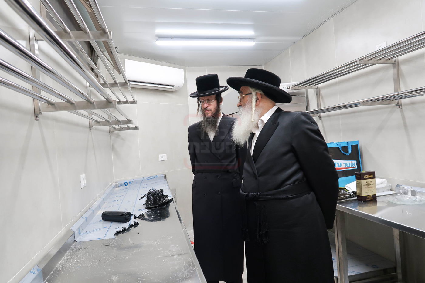 האדמו''ר מדושינסקיא בקביעת מזוזה באולם השמחות החדש 