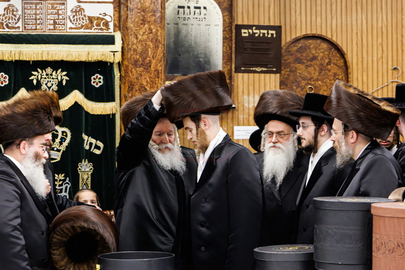 האדמו"ר מבאבוב בחבישת השטריימיל על ראש נכדו החתן