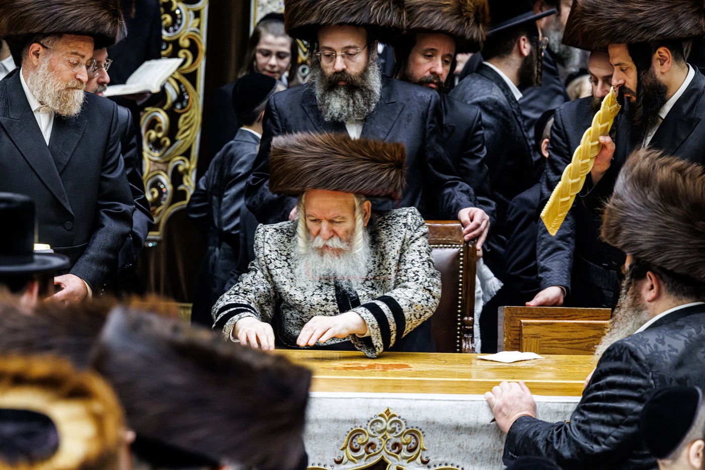 האדמו"ר מבאבוב מורח יין הבדלה