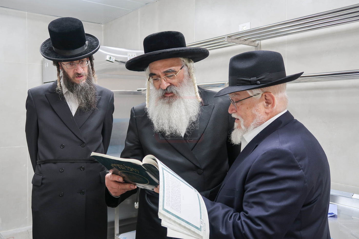 האדמו''ר מדושינסקיא בקביעת מזוזה באולם השמחות החדש 