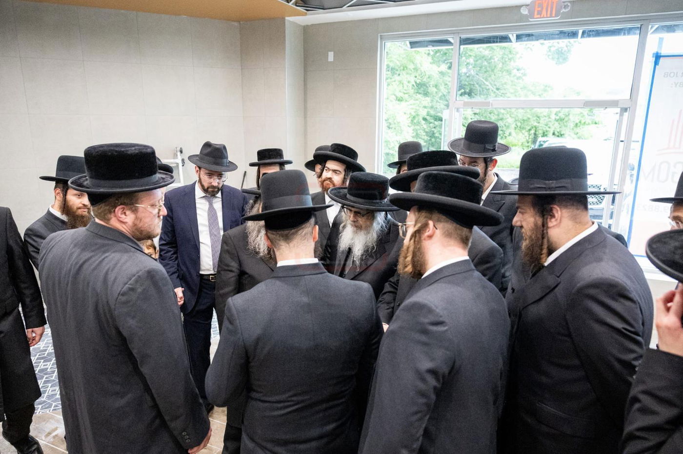 האדמו"ר מסאטמר בביקור בחנות בשר בלייקווד