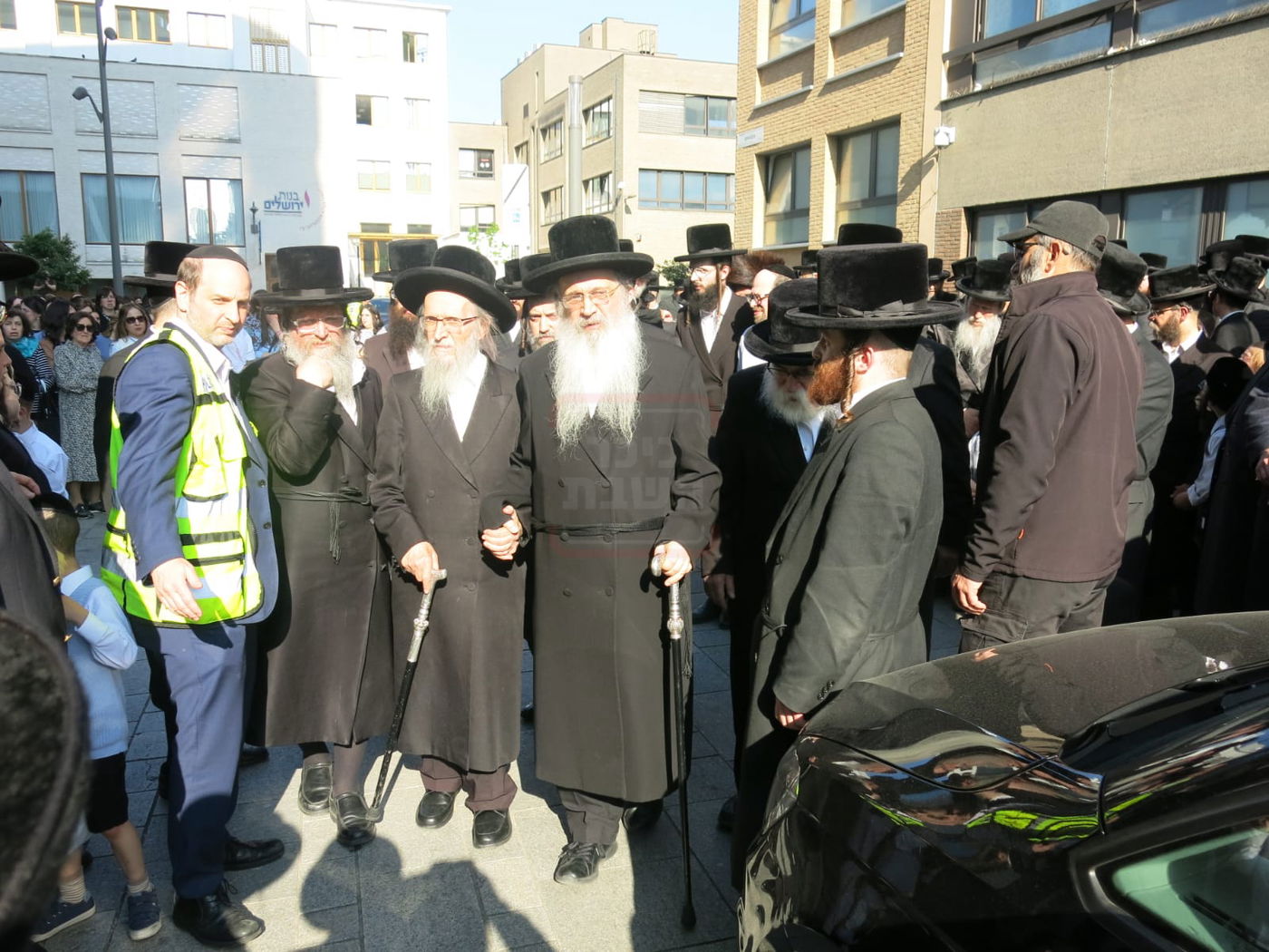 הלוויית הילד יהודא אלטר ווייס ז''ל מאנטווערפן - הגאון רבי יוסף פאדווא בהלווייה