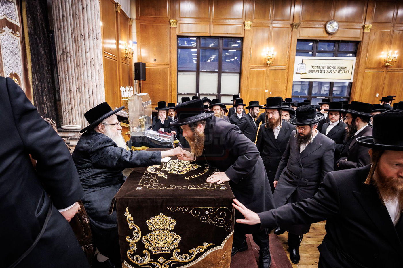 האדמו"ר מצאנז קלויזנבורג בשיחת קודש לפני תלמידי הישיבה