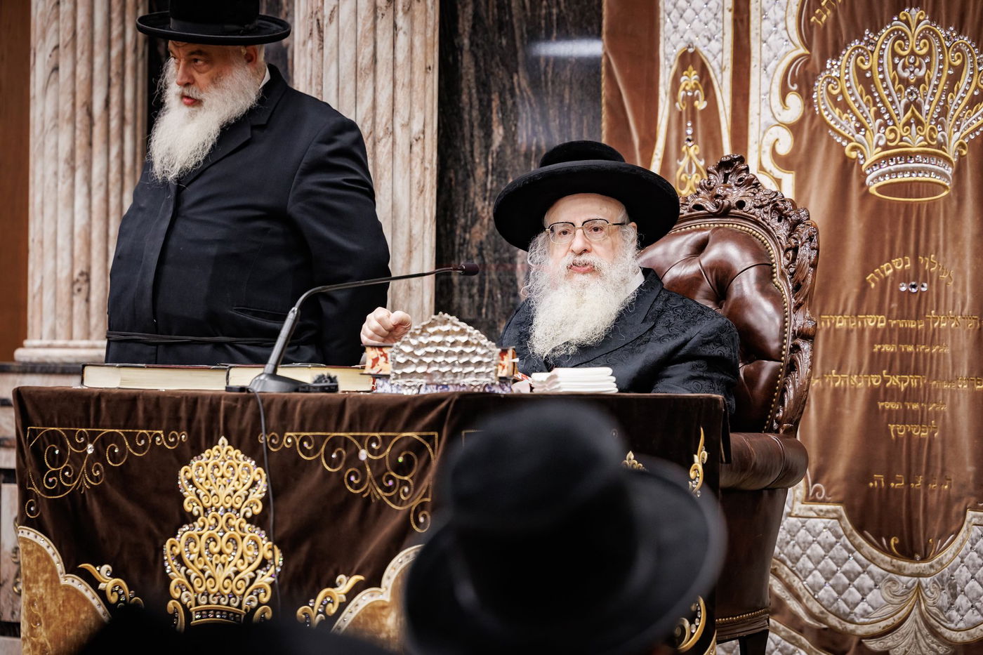 האדמו"ר מצאנז קלויזנבורג בשיחת קודש לפני תלמידי הישיבה