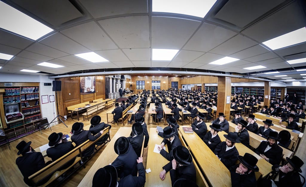 האדמו"ר מצאנז קלויזנבורג בשיחת קודש לפני תלמידי הישיבה