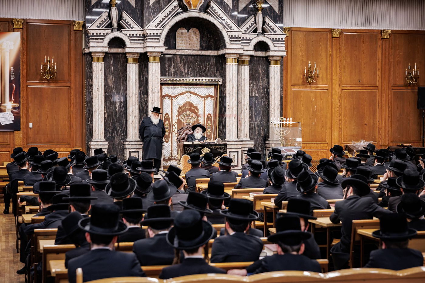 האדמו"ר מצאנז קלויזנבורג בשיחת קודש לפני תלמידי הישיבה