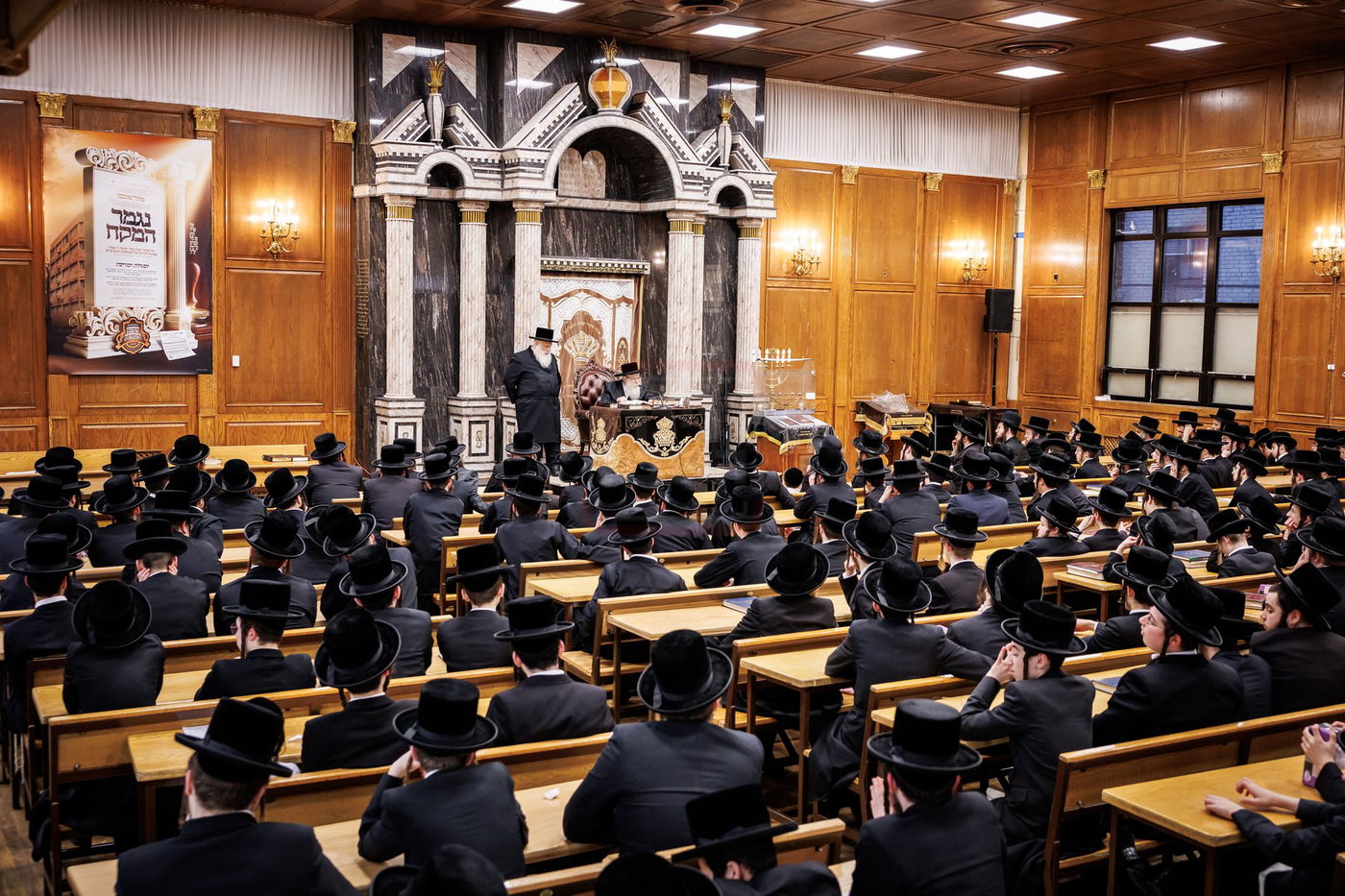 האדמו"ר מצאנז קלויזנבורג בשיחת קודש לפני תלמידי הישיבה