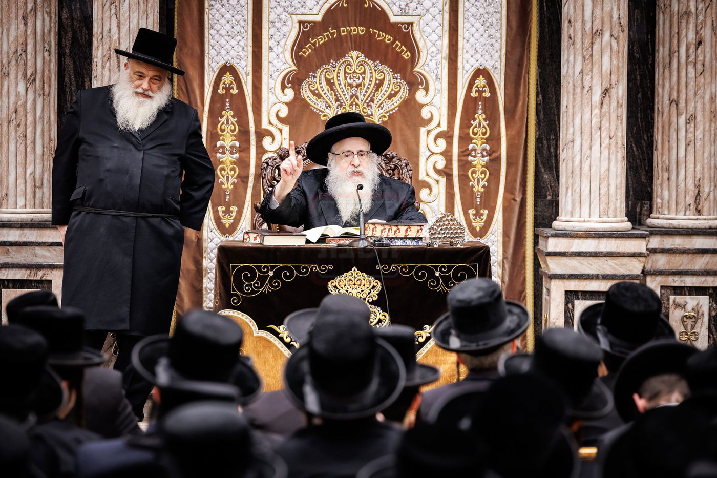 האדמו"ר מצאנז קלויזנבורג בשיחת קודש לפני תלמידי הישיבה