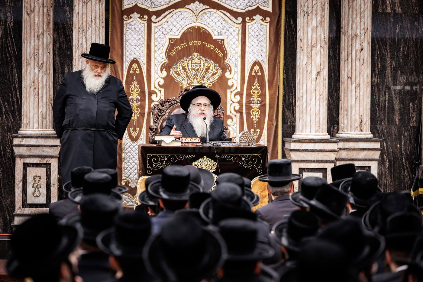 האדמו"ר מצאנז קלויזנבורג בשיחת קודש לפני תלמידי הישיבה