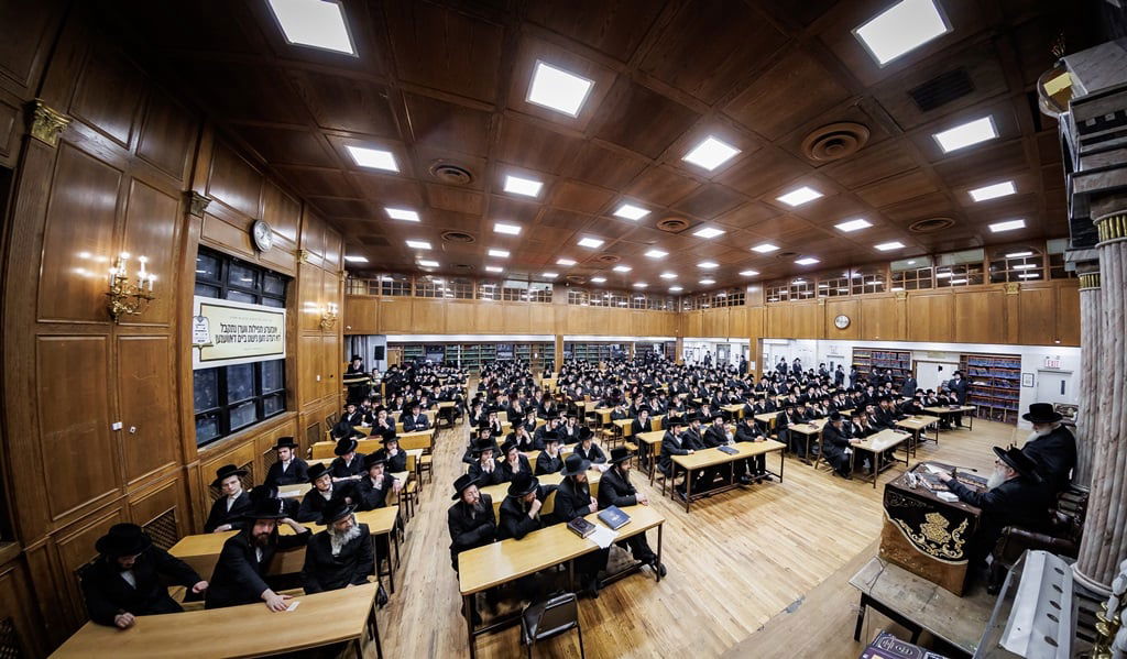 האדמו"ר מצאנז קלויזנבורג בשיחת קודש לפני תלמידי הישיבה