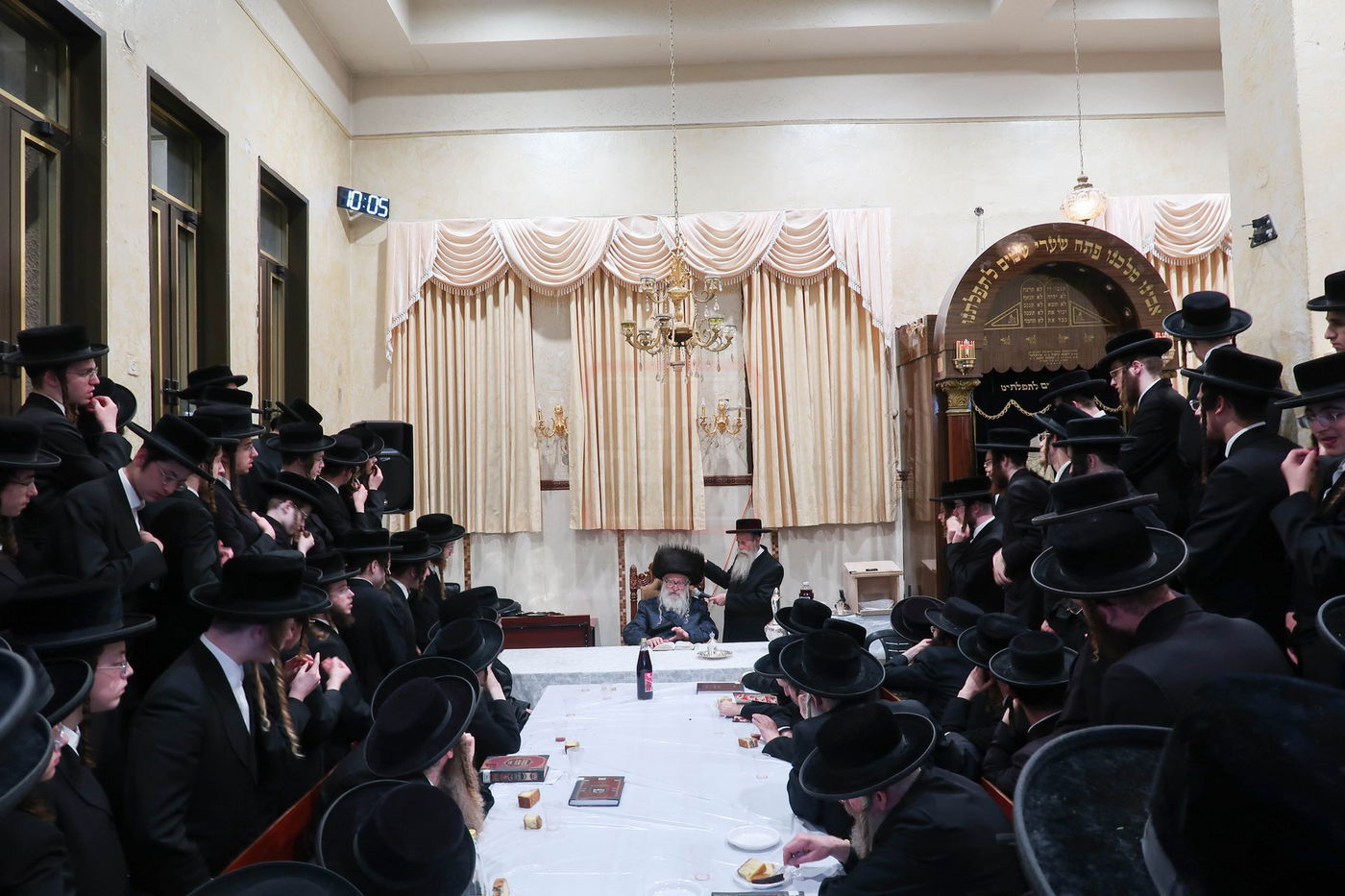 האדמו"ר ממשכנות הרועים בלחיים טיש