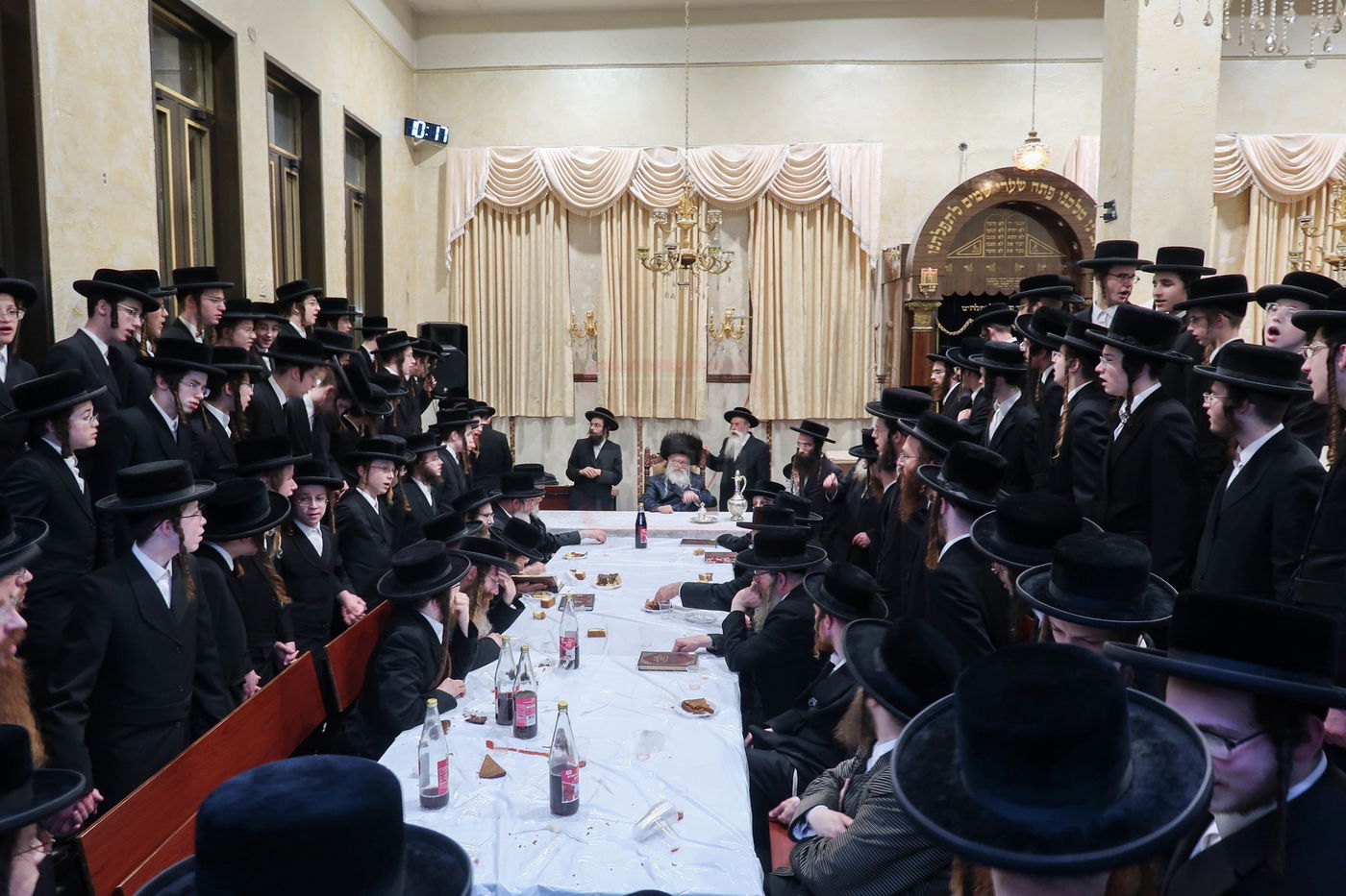 האדמו"ר ממשכנות הרועים בלחיים טיש