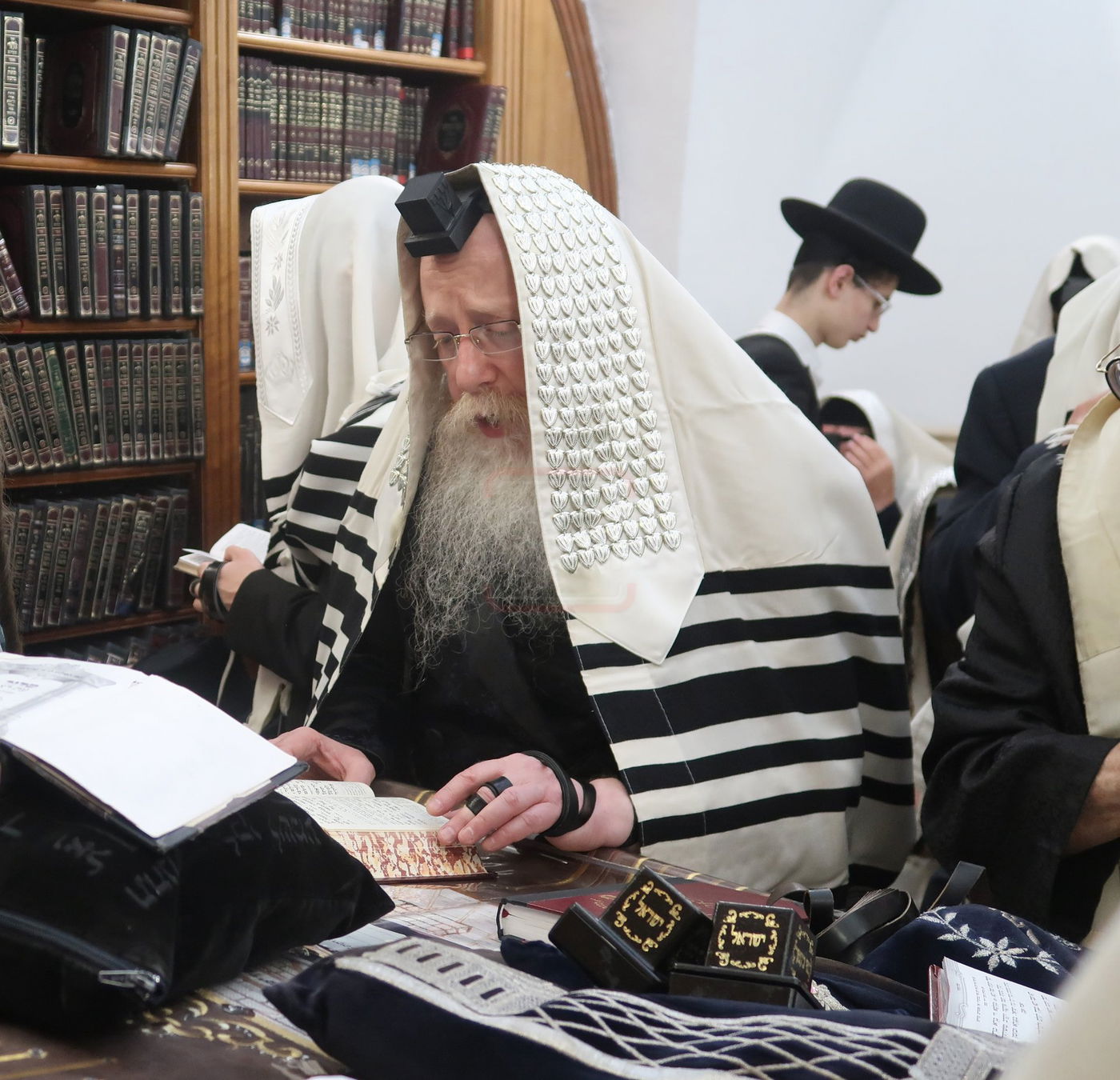 האדמו"ר מקרעטשניף קריית גת בתפילת הלל במירון