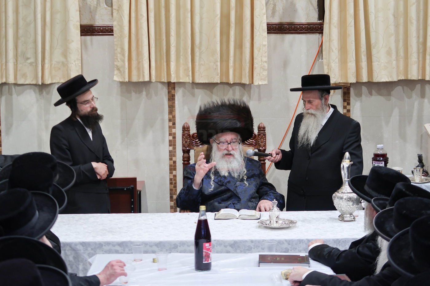 האדמו"ר ממשכנות הרועים בלחיים טיש