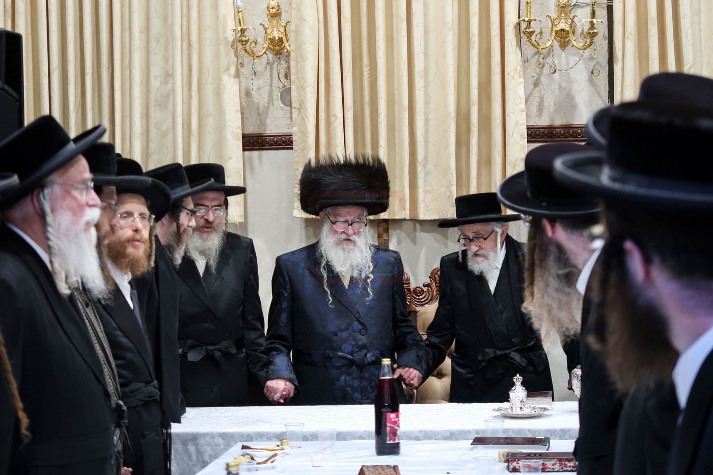 האדמו"ר ממשכנות הרועים בלחיים טיש