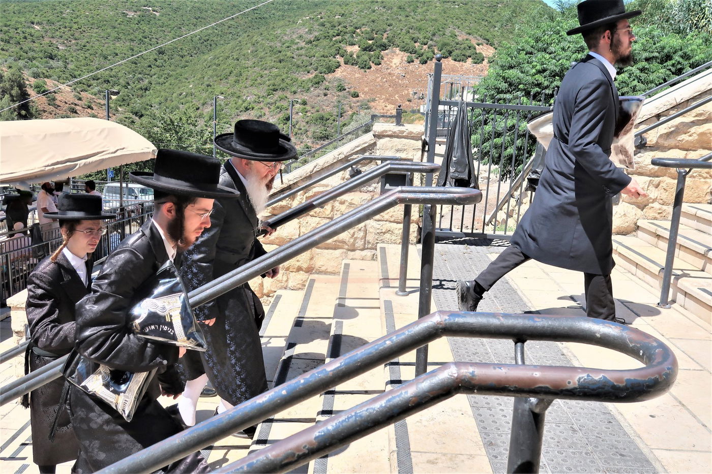 האדמו"ר מקרעטשניף קריית גת באתרא קדישא מירון