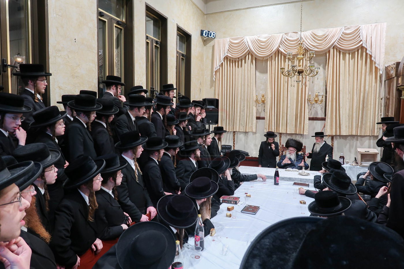 האדמו"ר ממשכנות הרועים בלחיים טיש