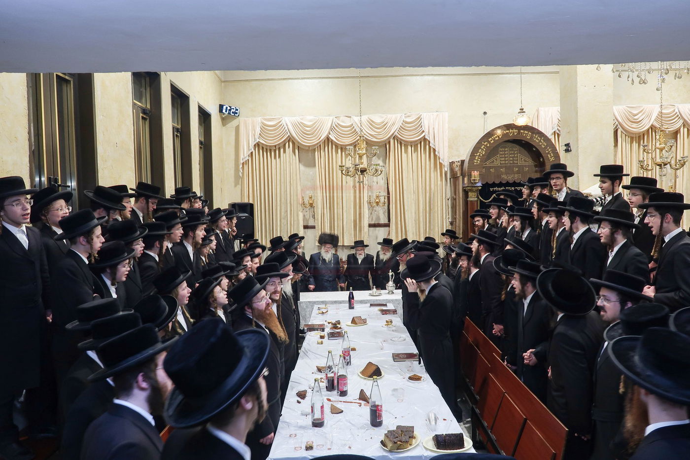 האדמו"ר ממשכנות הרועים בלחיים טיש