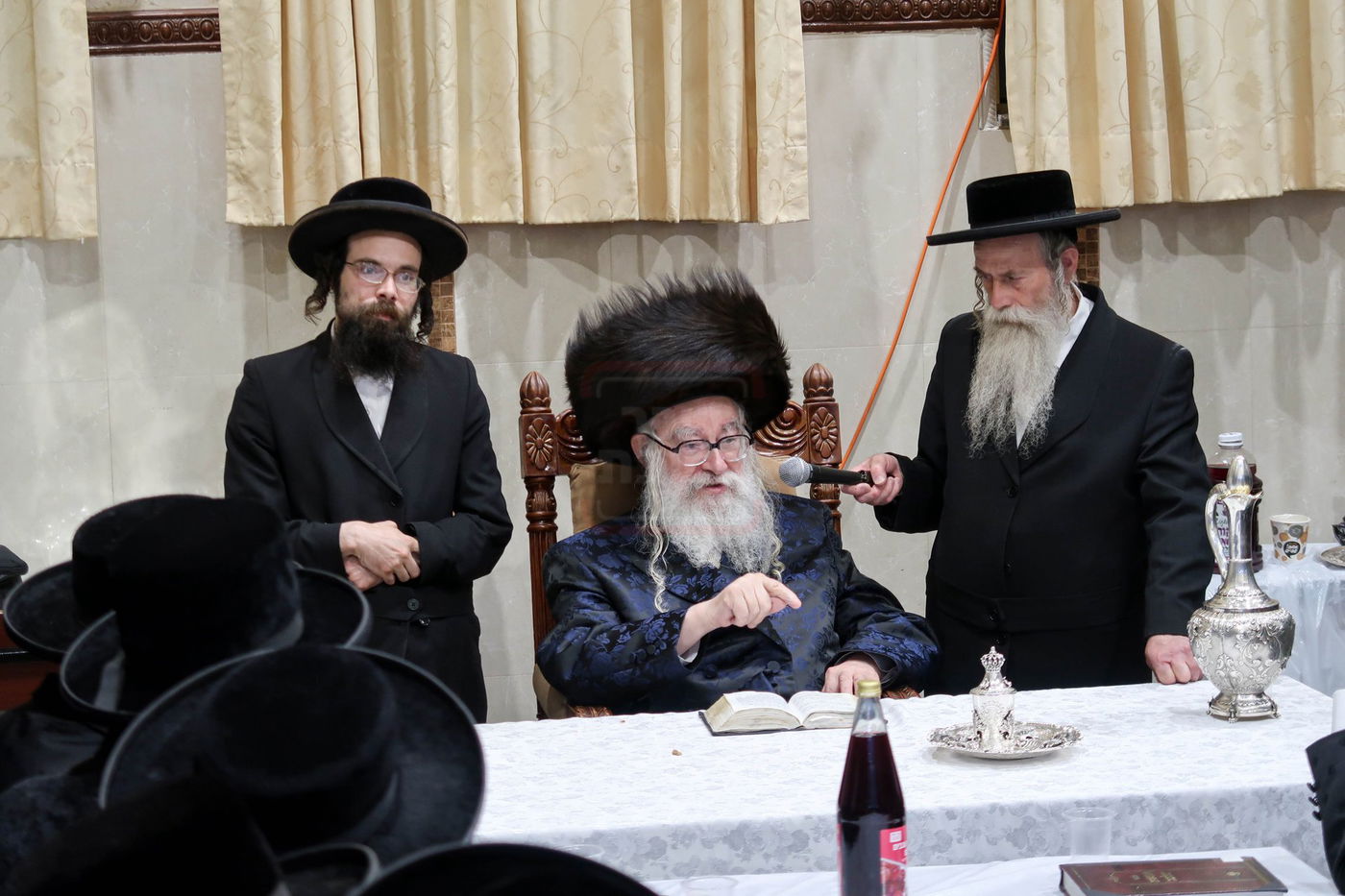 האדמו"ר ממשכנות הרועים בלחיים טיש