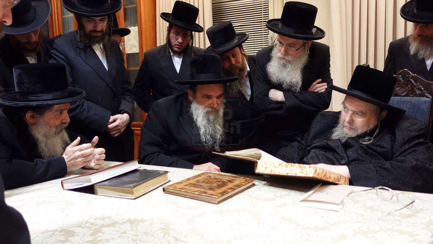 האדמו"ר מאשלג בביקור אצל האדמו"ר מבעלזא 