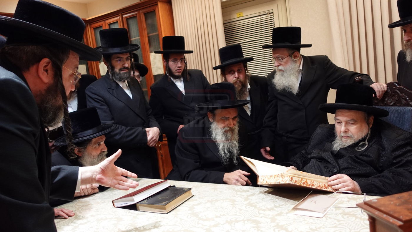 האדמו"ר מאשלג בביקור אצל האדמו"ר מבעלזא 