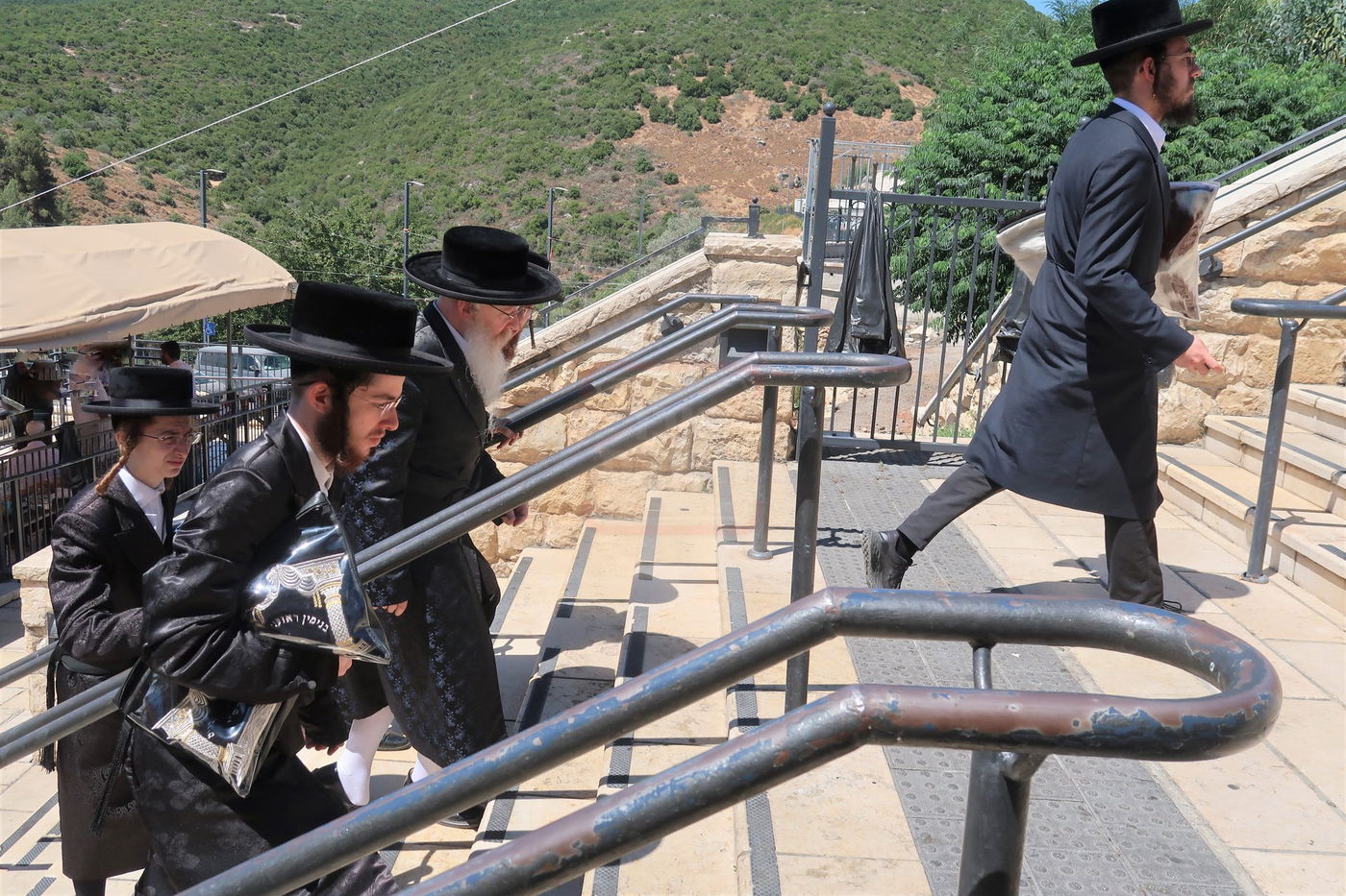 האדמו"ר מקרעטשניף קריית גת באתרא קדישא מירון