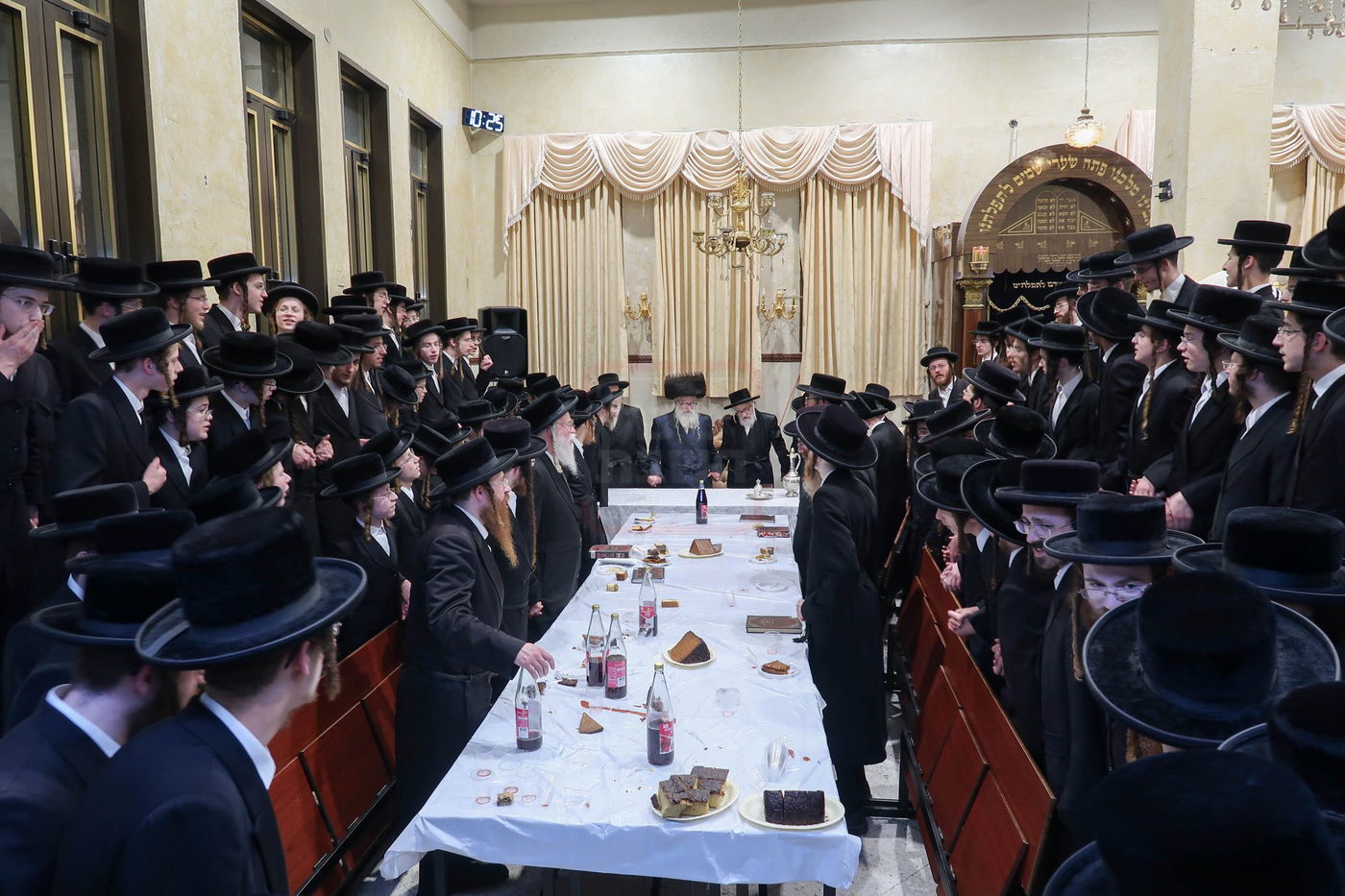 האדמו"ר ממשכנות הרועים בלחיים טיש