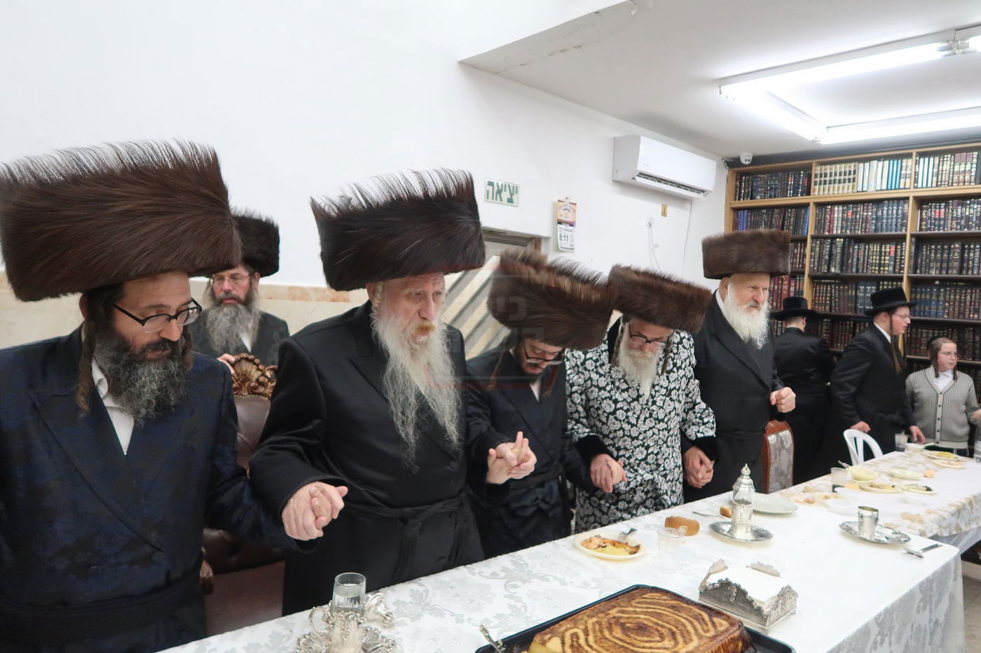 שמחת שבע ברכות בחצרות טשארנאביל  - ראדושיץ - ראזלא 