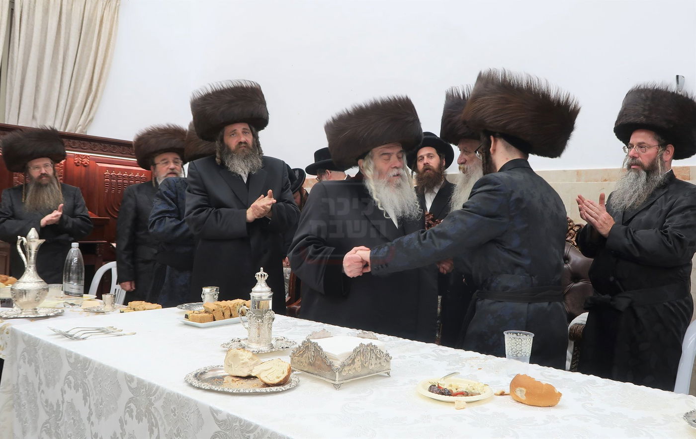 שמחת שבע ברכות בחצרות טשארנאביל  - ראדושיץ - ראזלא 