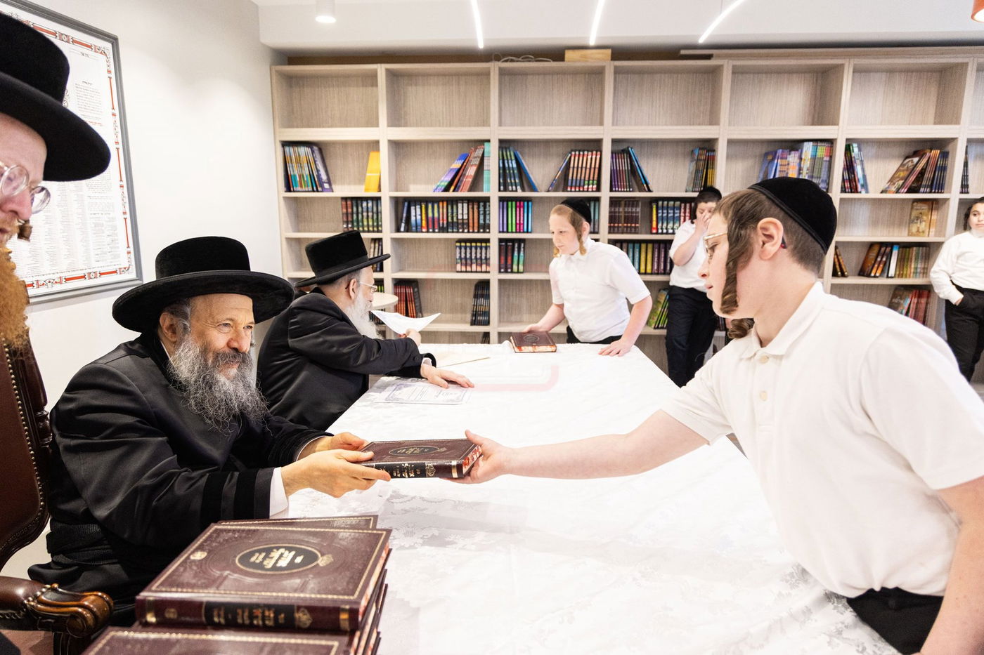 האדמו"ר מבאבוב 45 בביקור בת"ת של החסידות