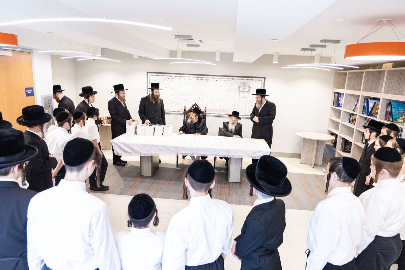 האדמו"ר מבאבוב 45 בביקור בת"ת של החסידות