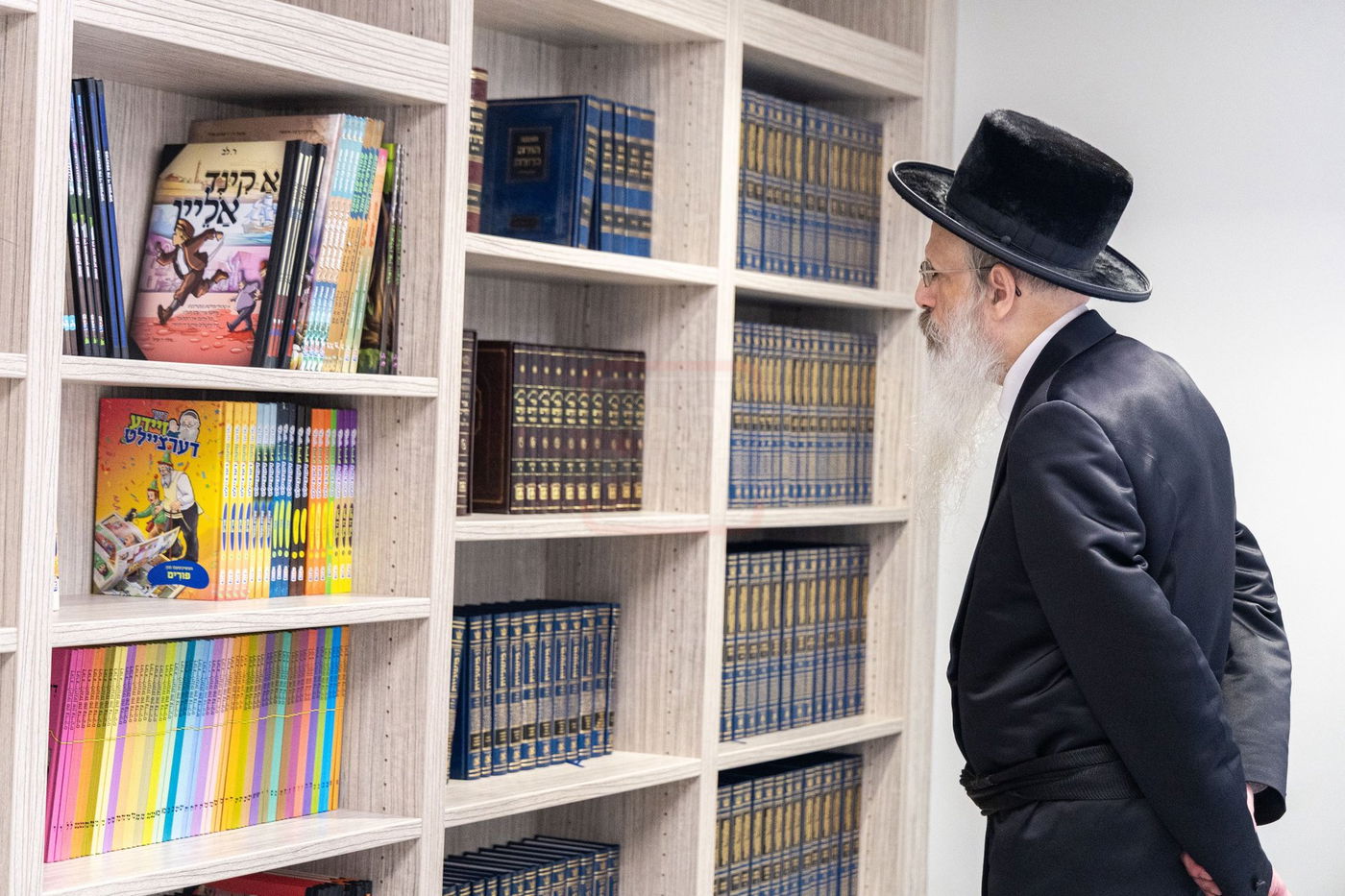 הגה"צ אב"ד באבוב 45 בביקור בספרייה של התלמוד תורה