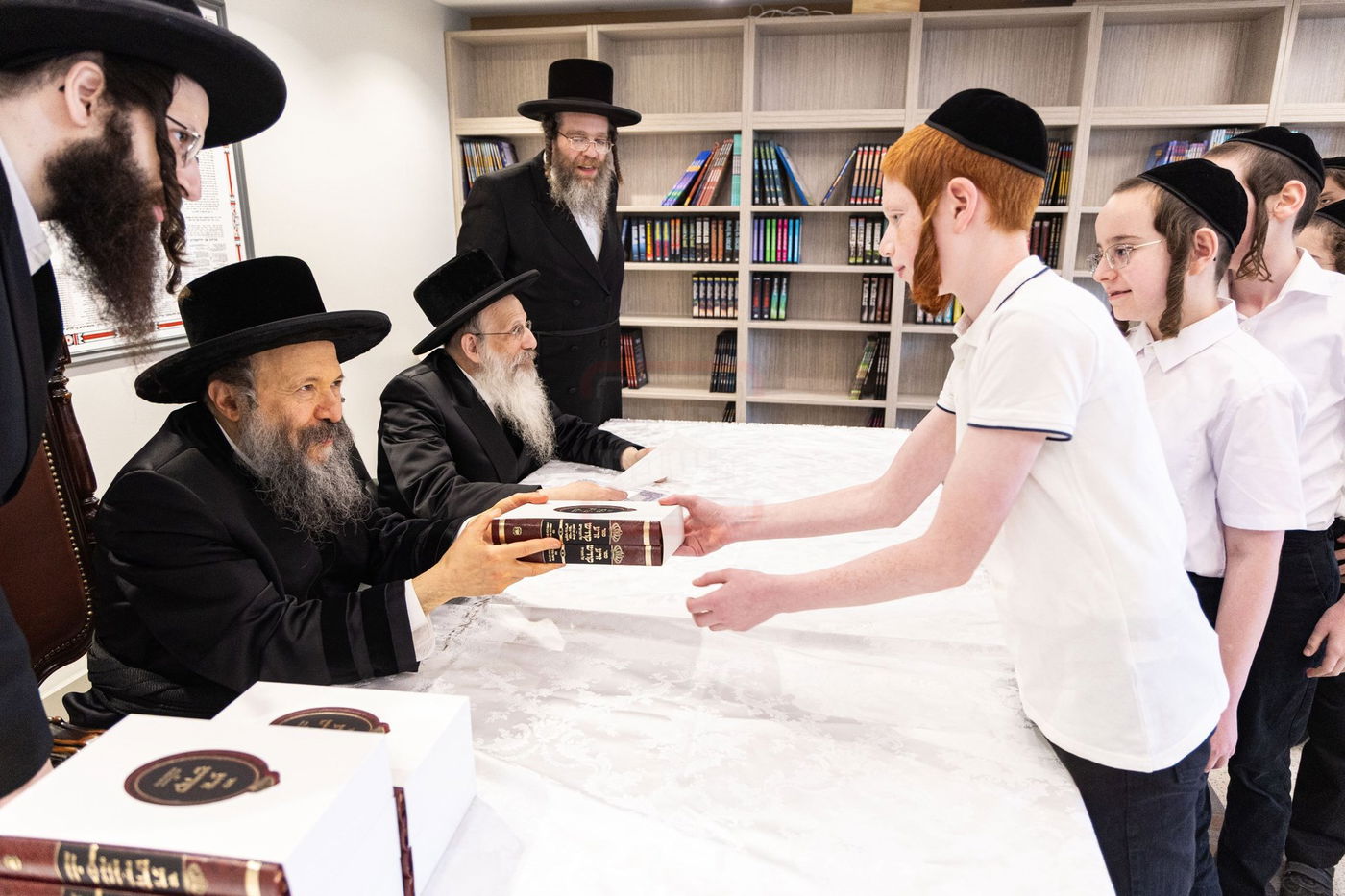 האדמו"ר מבאבוב 45 בביקור בת"ת של החסידות